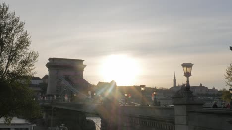 Cadena-de-Szechenyi-puente-de-Budapest-en-escena-puesta-de-sol-de-río-Danubio-4K