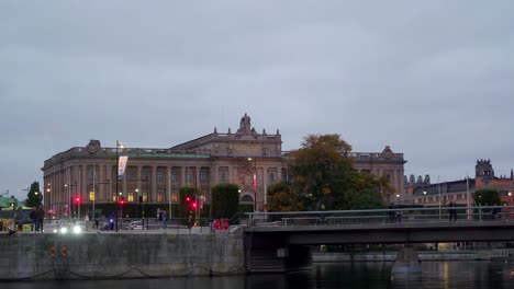 Menschen-zu-Fuß-auf-der-kleinen-Brücke-in-Stockholm-Schweden