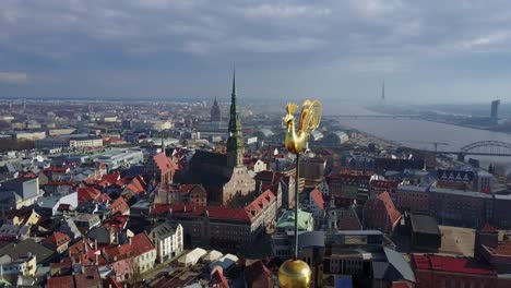 Schöne-Aussicht-auf-die-Altstadt-von-Riga-mit-St.-Peters-Dom