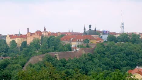 Draufsicht-auf-grüne-Bäume,-Gebäude-und-Mauer-der-alten-Stadt-Prag