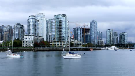 Wolkenkratzer-in-Vancouver,-British-Columbia-in-der-Abenddämmerung