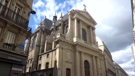 una-iglesia-y-el-cielo-nublado,-París,-Francia