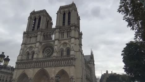 Notre-dame-de-París,-árboles-y-cielo-oscuro