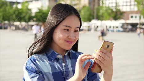 Schöne-junge-Frau-im-Gespräch-mit-ihren-Freunden-mit-portible-Smartphone