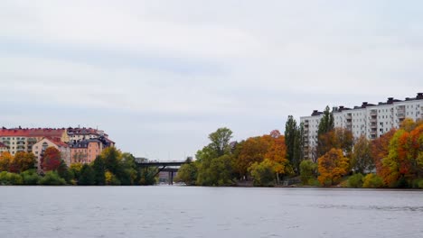 Blick-auf-die-beiden-kleinen-Brücken-auf-der-Stadt-von-Stockholm-in-Schweden