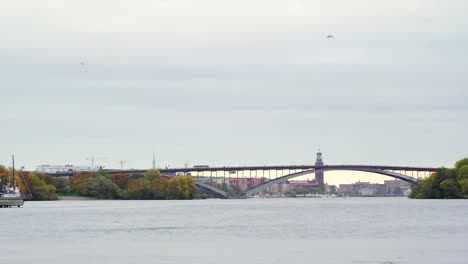 Aus-der-Ferne-sehen-Sie-die-Bridge-in-Stockholm-Schweden