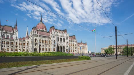 Edificio-del-Parlamento-húngaro-con-tranvía-y-turista-en-lapso-de-tiempo-de-la-ciudad,-Hungría,-Budapest-4K