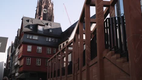 Torre-de-la-Catedral-de-Francfort-con-vistas-casco-antiguo-arquitectura-en-Frankfurt