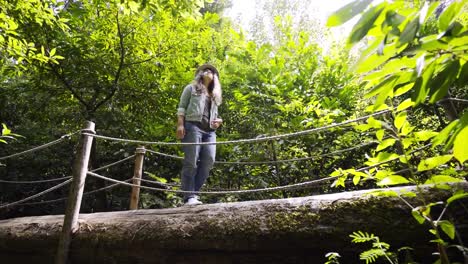 Junge-Frau-auf-der-Brücke-im-park