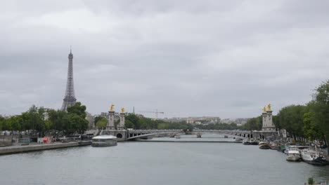 Seineufer-und-französischen-berühmten-Eiffel-Turm-durch-den-Tag-langsam-kippen-4K-2160p-30fps-UltraHD-Video---Kippen-auf-berühmte-Landschaft-von-Frankreich-und-Paris-4K-3840-X-2160-UHD-Filmmaterial