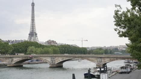 Parisian-und-Französisch-Eiffelturm-in-der-Nähe-von-Ufer-durch-den-Tag-langsam-kippen-4K-2160p-30fps-UltraHD-Video---Kippen-auf-berühmte-Landschaft-von-Frankreich-und-Paris-4K-3840-X-2160-UHD-Filmmaterial