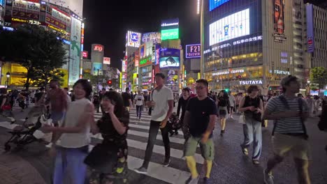 Eine-Menge-Leute-in-Shibuya-Bereich-Tokio-Japan