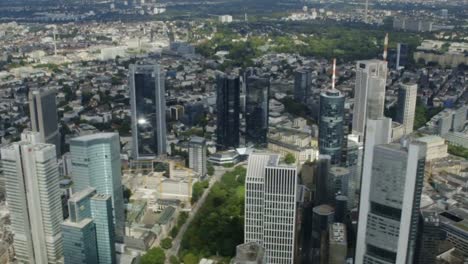 Vista-de-los-edificios-de-Frankfurt-y-a-la-ciudad-desde-un-helicóptero