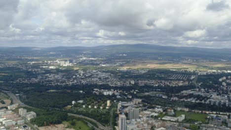 Roundview-de-los-edificios-de-Frankfurt-y-el-paisaje-de-la-ciudad-desde-un-helicóptero