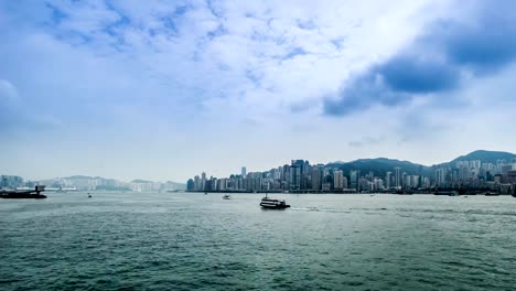 Hong-Kong,-China-Nov---12,-2014:-Los-barcos-navegar-fácilmente-en-la-bahía-de-Victoria-en-Hong-Kong,-China