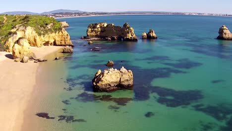 Luftaufnahme-von-natürlichen-Felsen-in-Lagos,-Portugal