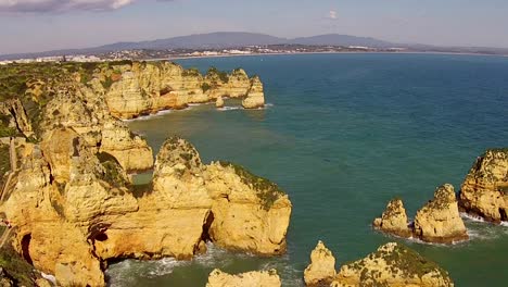 Luftaufnahme-von-natürlichen-Felsen-in-Lagos,-Portugal