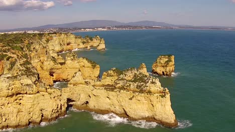 Vista-aérea-de-rocas-naturales-en-Lagos-Portugal