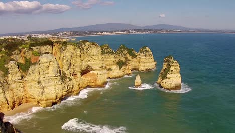 Vista-aérea-de-rocas-naturales-en-Lagos-Portugal