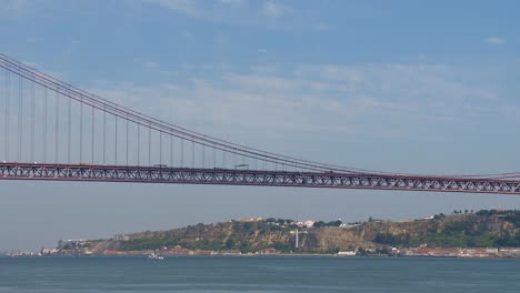 Lissabon-Tajo-Brücke-und-die-Schiffe