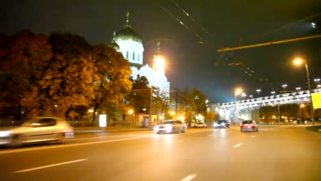 Conducir-coches-en-noche-de-Moscú-pasado-catedral-del-redentor