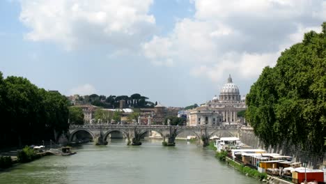 Fluss-Tiber-mit-Brücke-im-Vatikan,-Rom,-Italien.