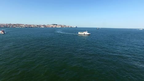 Luftbild-von-der-Fähre-auf-dem-Fluss-Tejo-in-der-Nähe-von-Lissabon,-Portugal