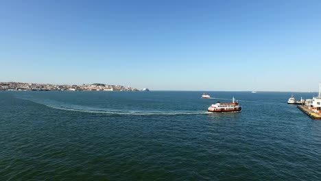 Vista-aérea-del-ferry-de-los-buques-de-cruceros-por-el-río-Tejo-cerca-de-Lisboa-Portugal