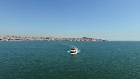 Luftbild-von-der-Fähre-und-Kreuzfahrt-auf-dem-Fluss-Tejo-in-der-Nähe-von-Lissabon,-Portugal