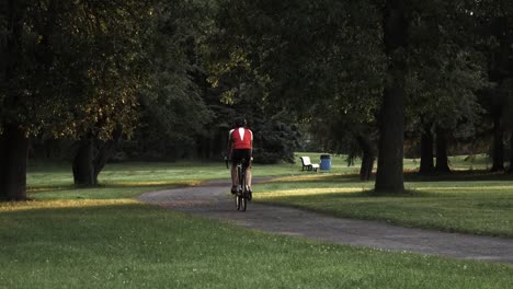 Cyclist-riding-in-the-early-morning-light