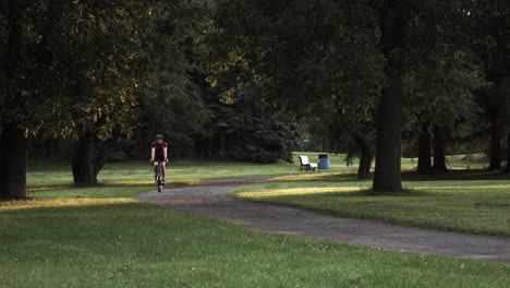 Radfahrer-Reiten-in-den-frühen-Morgen-Licht