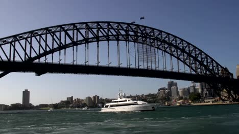 Überqueren-Sie-die-Harbour-bridge,-gefilmt-von-der-Fähre