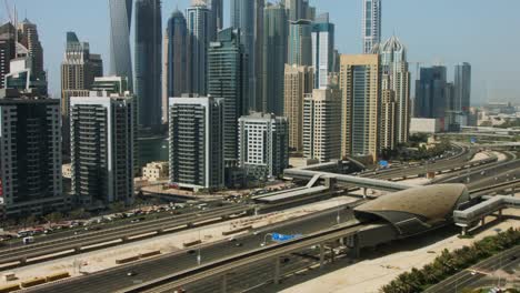 Pan-shot-of-towers-en-una-ciudad,-Dubai,-Emiratos-Árabes-Unidos