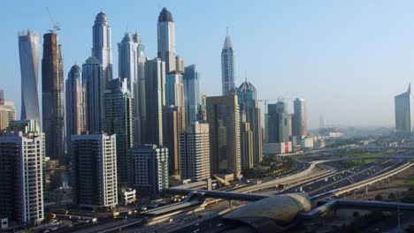 Lapso-de-tiempo-de-disparo-de-torres-en-una-ciudad,-Dubai,-Emiratos-Árabes-Unidos