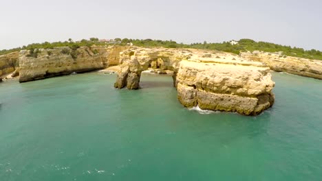 Luftaufnahmen-Praia-de-Albandeira-Caramujeira,-Lagoa,-Algarve,-Portugal