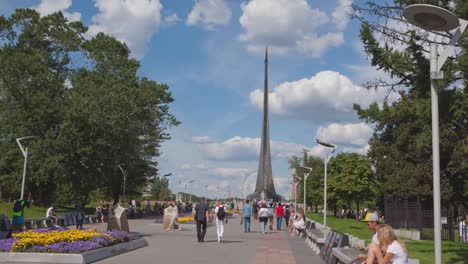 RUSSIA.-MOSCOW---2014:-TL-Movement-across-the-Cosmonauts-Alley