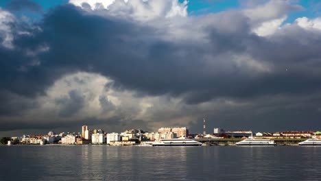 Flauschige-Wolken-über-der-Stadt-und-vom-Fähren-Terminal