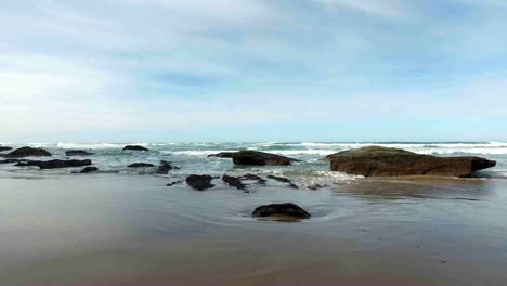 Rocas-y-mar-en-playa-Vale-Figueiras-en-Portugal