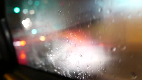 Conducción-por-la-noche-de-lluvia-de-ventana