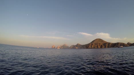 Blick-auf-den-wunderschönen-Hügeln-von-einem-Boot-auf-dem-Meer