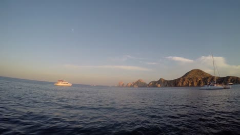 Colinas-de-la-hermosa-vista-desde-un-barco-en-el-mar