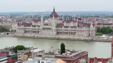 Budapest-mit-Blick-auf-das-Parlamentsgebäude-und-die-Donau