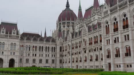 Budapest-mit-Blick-auf-das-Parlamentsgebäude-und-die-Donau