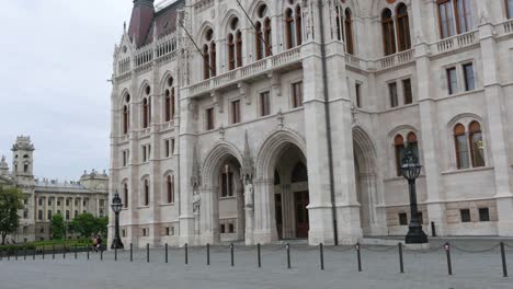 Budapest-con-vista-al-edificio-del-Parlamento-y-del-río-Danubio