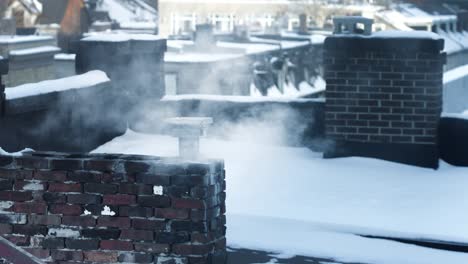 Chimenea-humo-en-el-invierno-y-viento