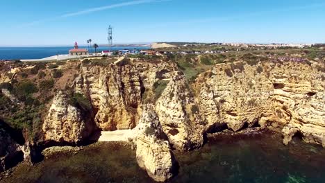 Volando-sobre-el-mar-y-acantilados