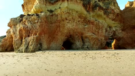 Rocas-naturales-en-Praia-Tres-Irmaos-en-Alvor-Portugal