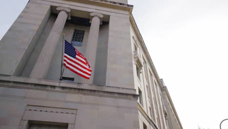 video-filmado-en-Washington-DC-bandera-americana-en-la-construcción