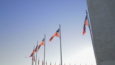 video-aufgenommen-in-washington-dc-american-flagge-arounf-der-Obelisk