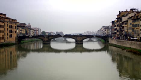 Puente-sobre-el-río-Arno-y-sus-alrededores,-Florencia,-Italia.-4K.